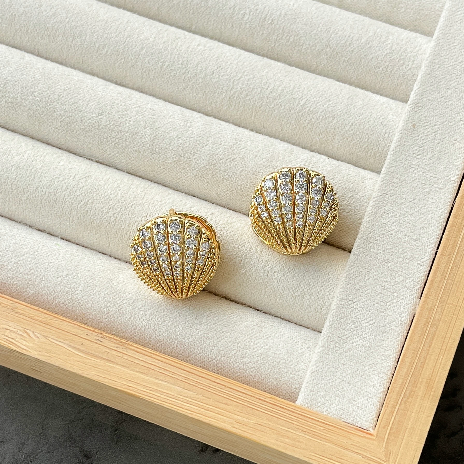 Zirkon Taşlı İstiridye Küpe