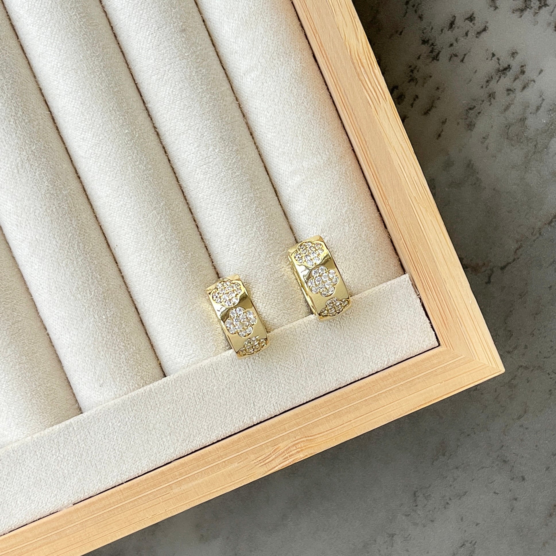 Minimal Desenli Taşlı Küpe 14K