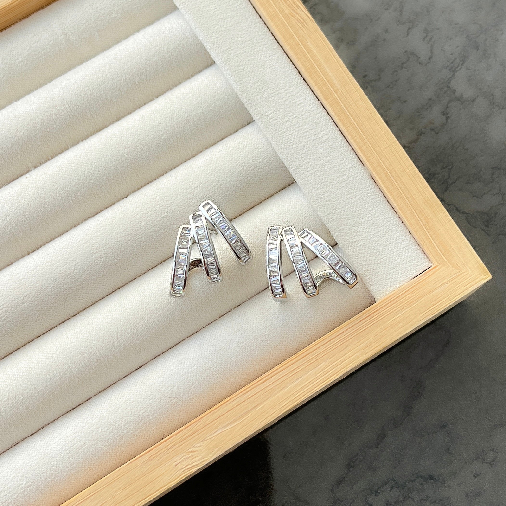 Baget Taşlı Çoklu Görünümlü Küpe - Silver