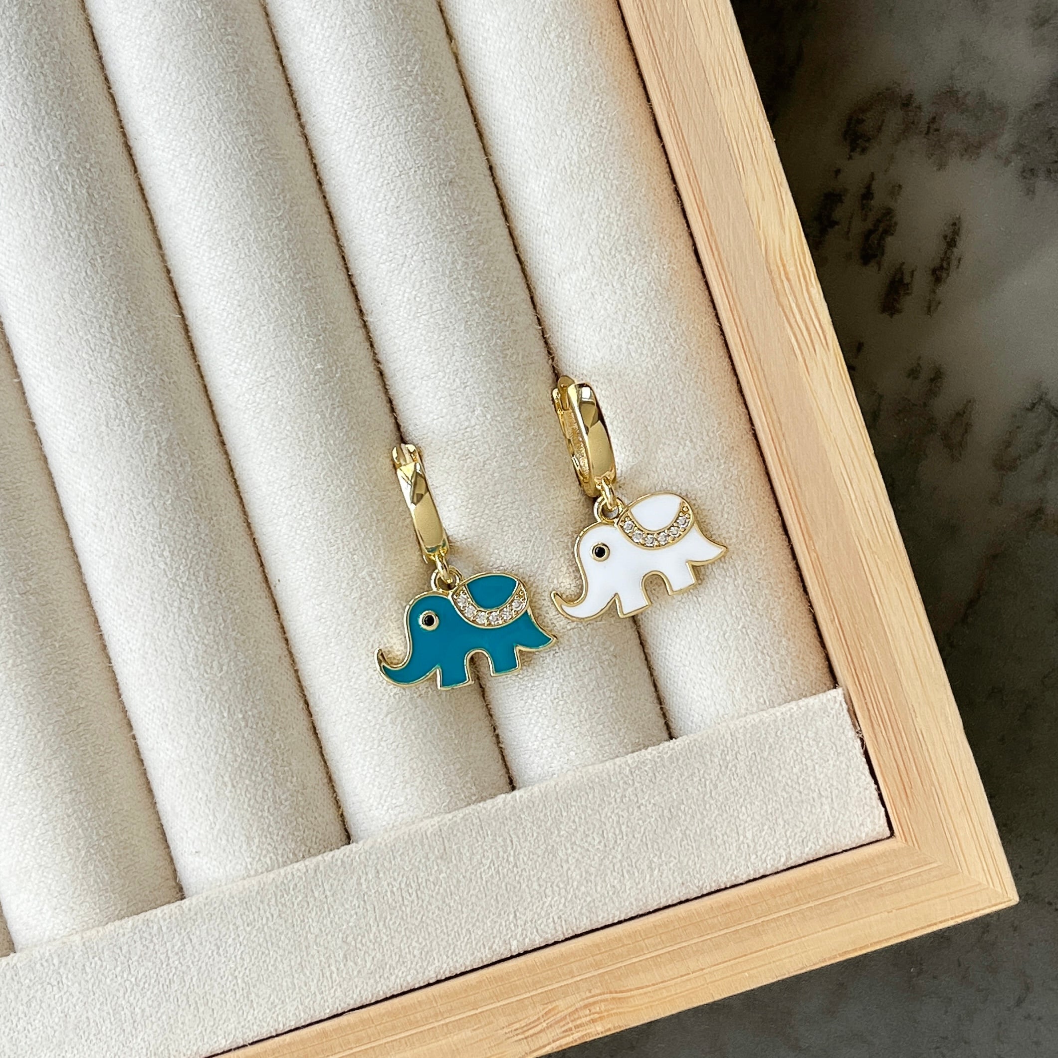 Minimal Fil Küpe 14K - Mavi-Beyaz