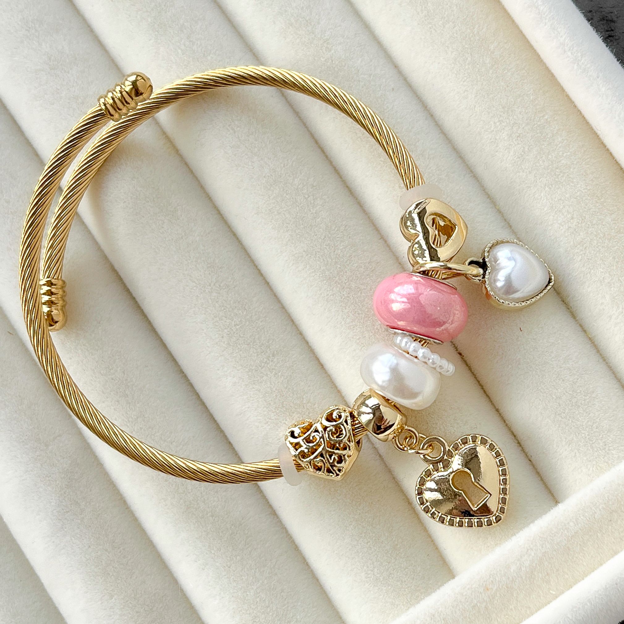 Pembe Taşlı Pandora