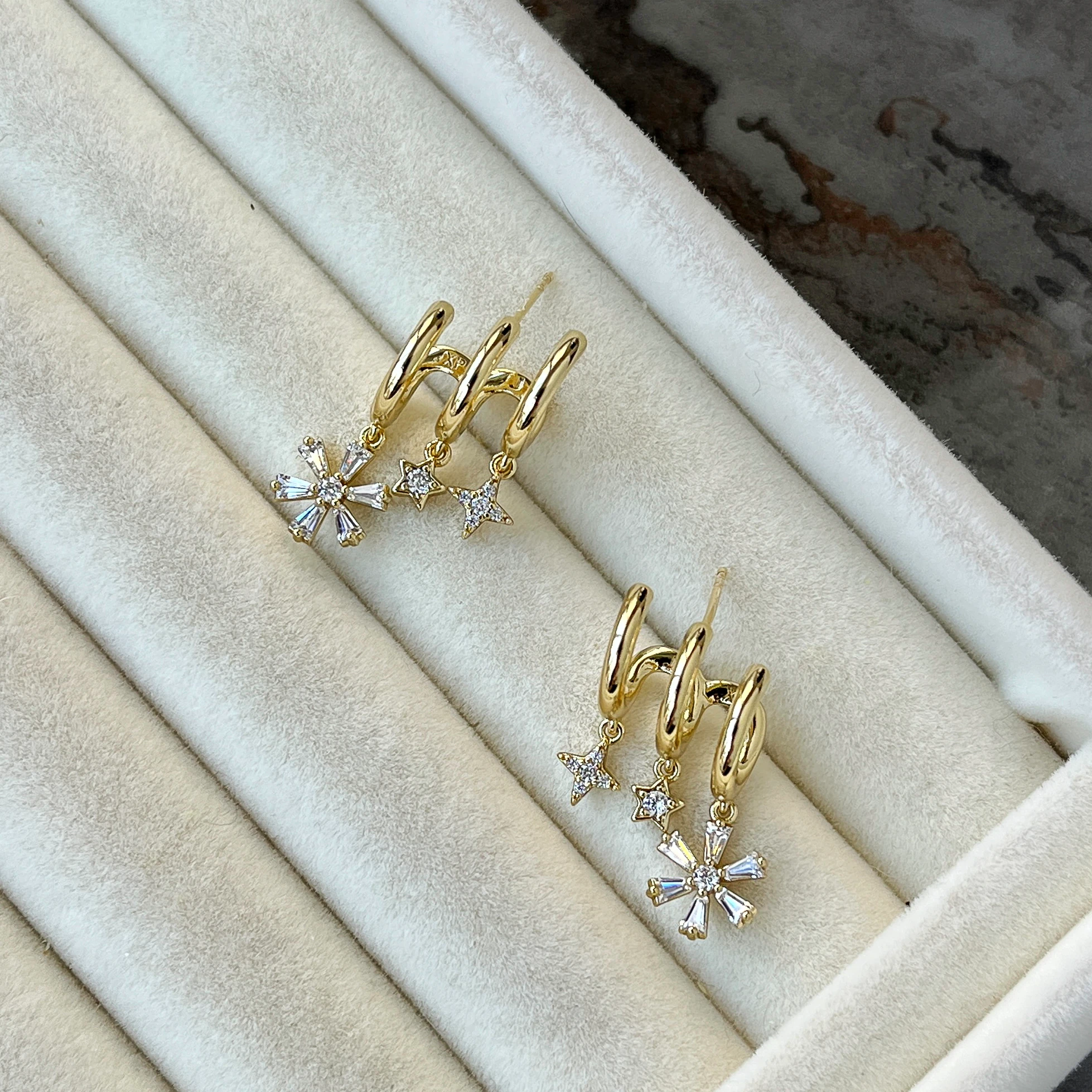 Çiçek Model Üçlü Görünümlü Küpe - Gold