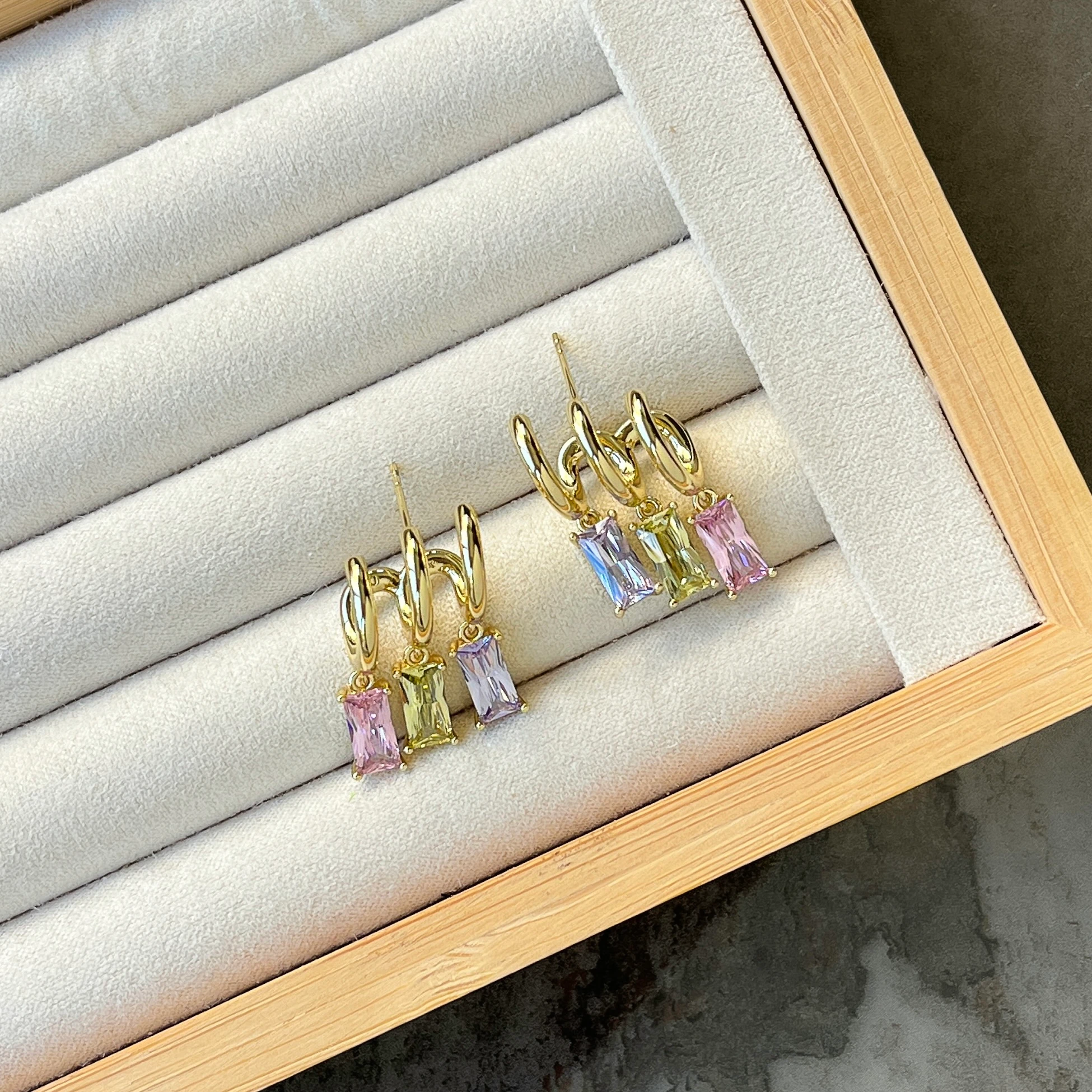 Baget Taşlı Üçlü Görünümlü Küpe - Renkli Taşlı Gold