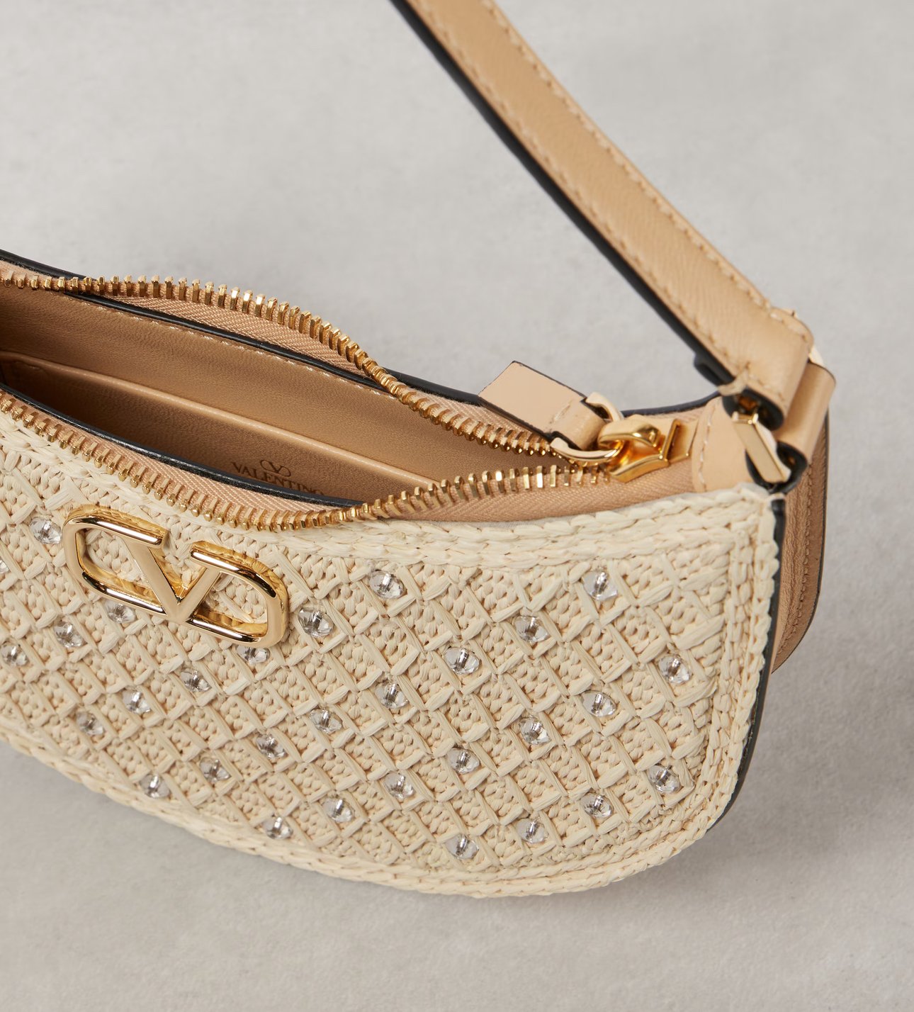 VLogo Signature Raffia-effect Omuz Çantası