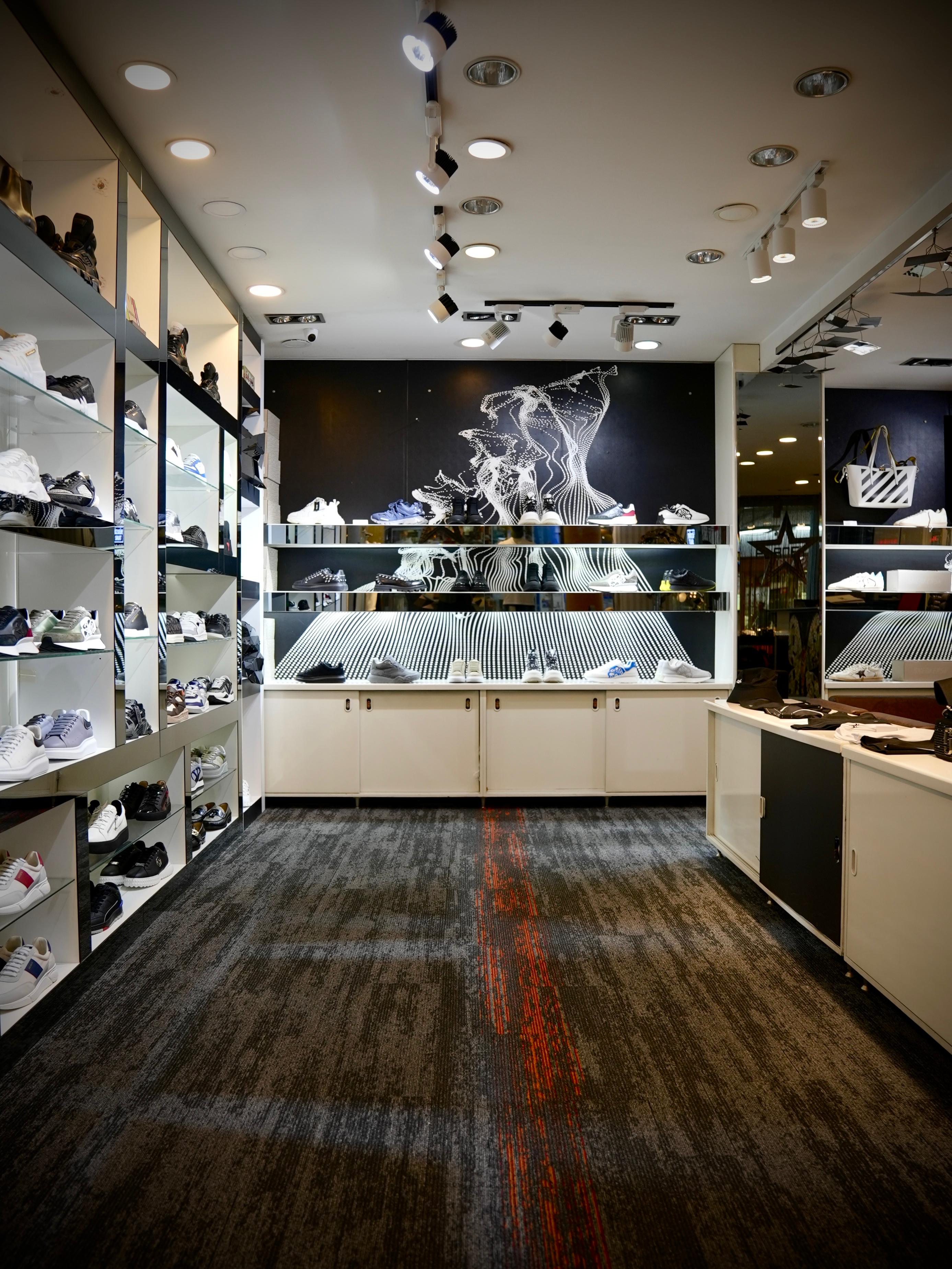 Biz hâlâ buradayız