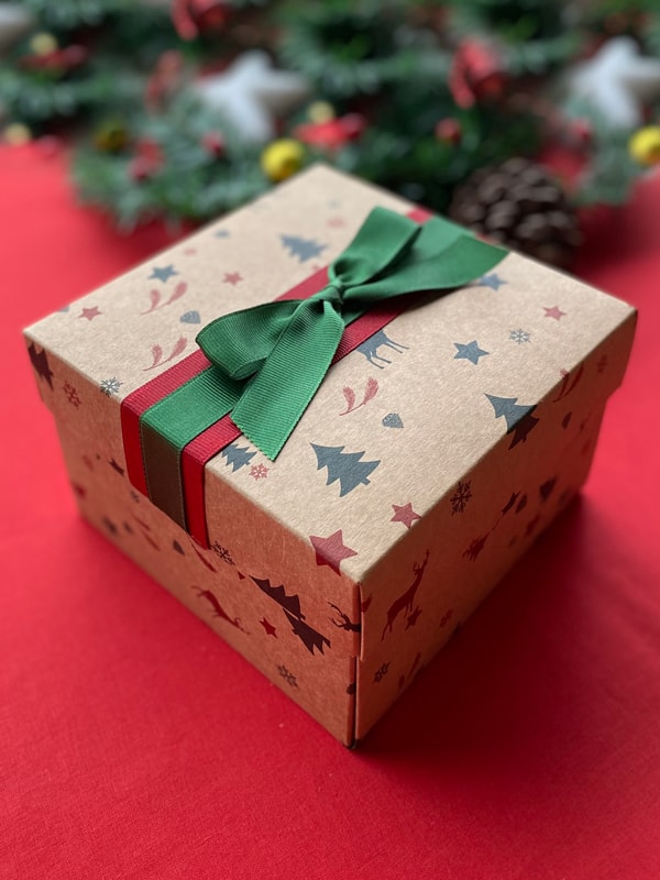 Yılbaşına Özel Kutuda Marsmallowlu ve Kupalı Set, Baston Şeker, Valonia Çikolata