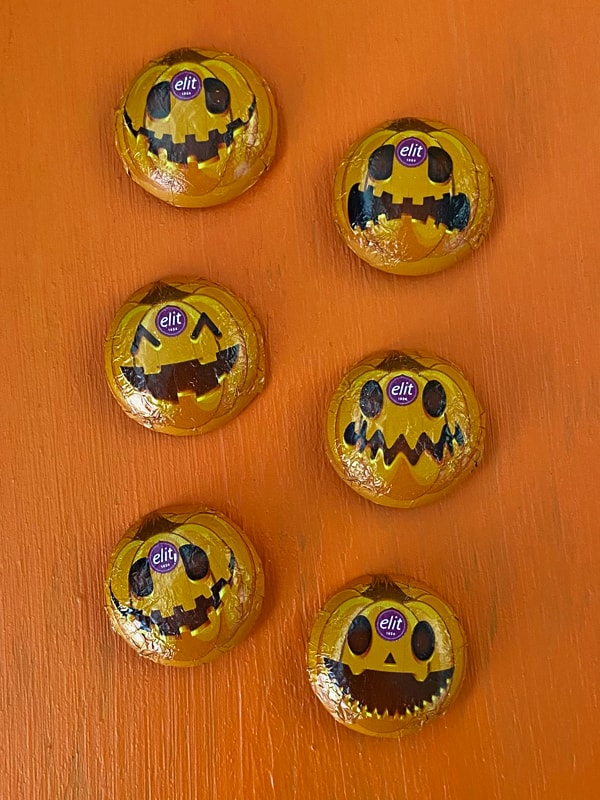 Çikolatalı Karışık Desenli Mor Zeminli Halloween Kupası, Cadılar Bayramı Kupası 