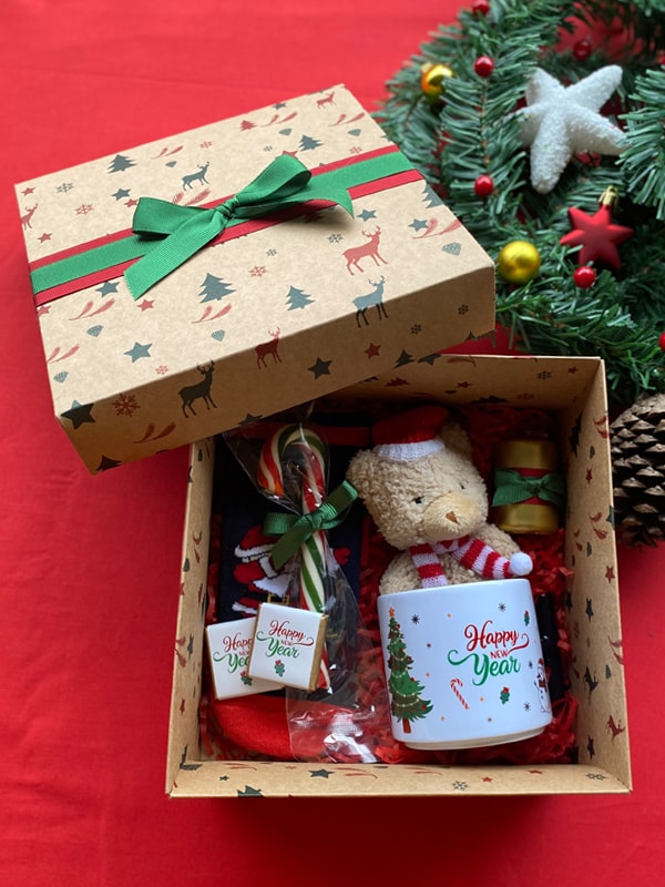 Yılbaşına Özel Kutuda Ayıcıklı ve Kupalı Set, Baston Şeker, Yılbaşı Çorabı, Yeşil Mum