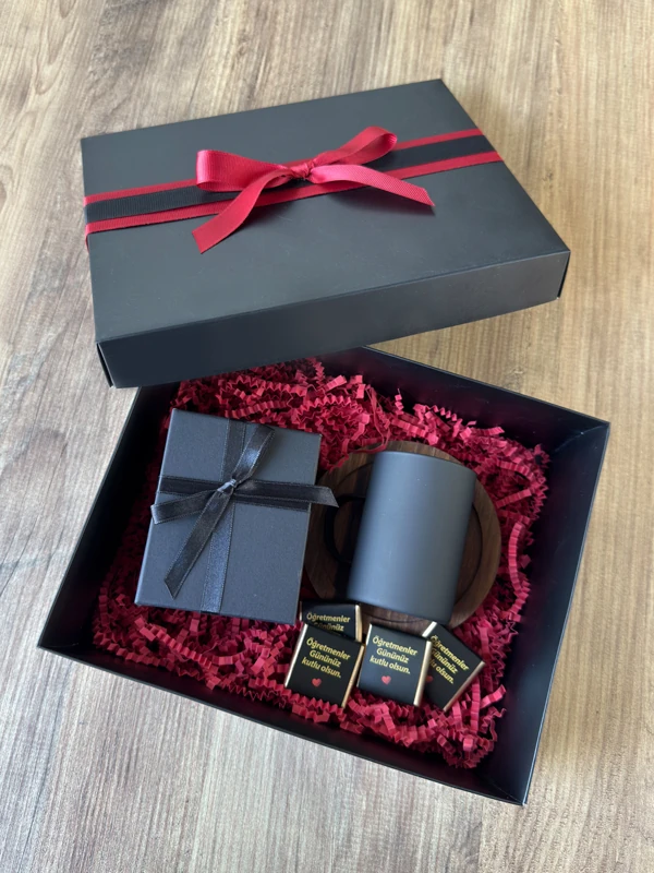 Erkek Öğretmenlere Özel Cam Çay Fincanlı, Çikolatalı ve Bileklikli Set, Öğretmenler Günü