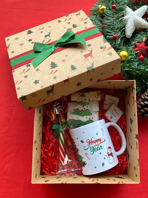 Yılbaşına Özel Kutuda Marsmallowlu ve Kupalı Set, Baston Şeker, Valonia Çikolata