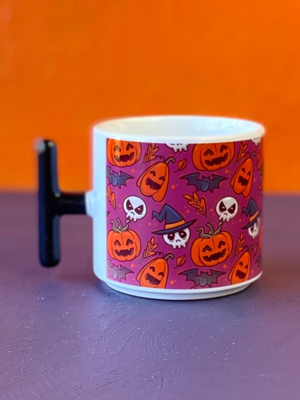 Çikolatalı Karışık Desenli Mor Zeminli Halloween T Kupa, Cadılar Bayramı Kupası