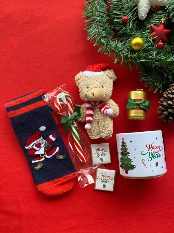 Yılbaşına Özel Kutuda Ayıcıklı ve Kupalı Set, Baston Şeker, Yılbaşı Çorabı, Yeşil Mum