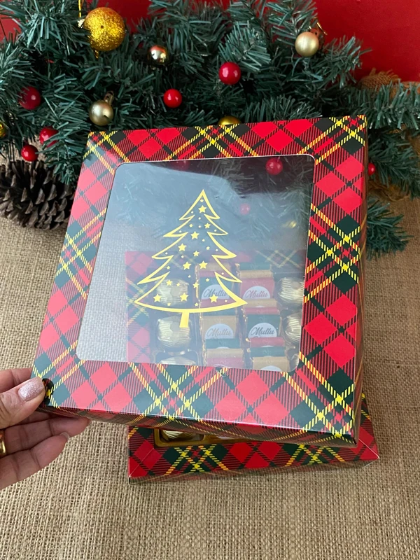 Yılbaşına Özel Ekoseli Kutuda Madlen ve Spesiyal Yılbaşı Çikolatası, Yeni Yıl Hediyesi