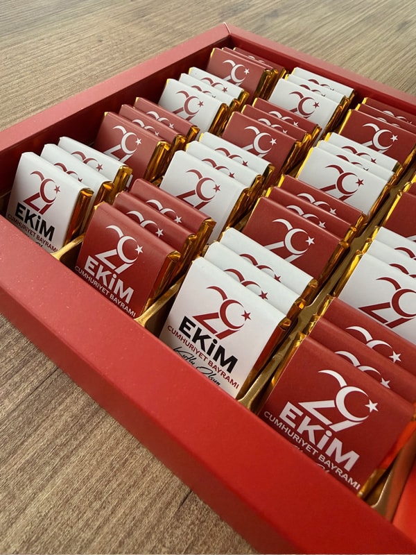 Rozet Hediyeli Kırmızı Kutuda Cumhuriyet Bayramı, 29 Ekim Çikolatası