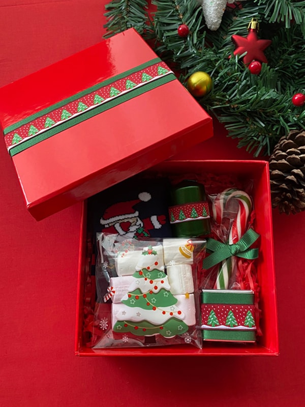 Çam Desenli Yılbaşı Seti, Yılbaşı Çorabı, Baston Şeker, Marsmallow, Melodi Çikolata, Yeşil Mum