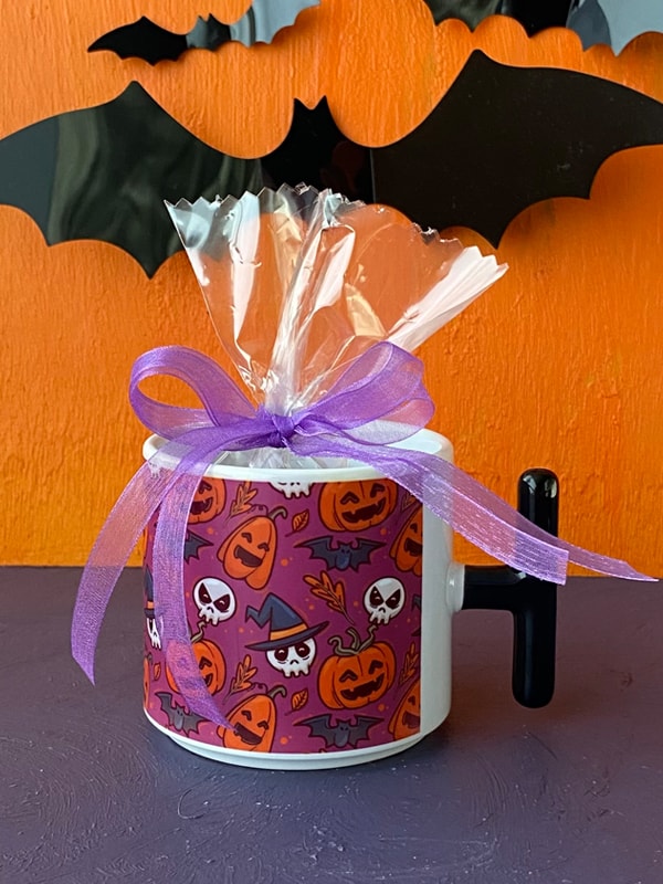 Çikolatalı Karışık Desenli Mor Zeminli Halloween T Kupa, Cadılar Bayramı Kupası