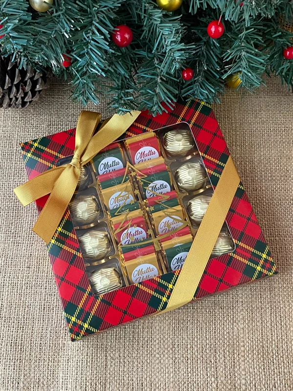 Yılbaşına Özel Ekoseli Kutuda Madlen ve Spesiyal Yılbaşı Çikolatası, Yeni Yıl Hediyesi