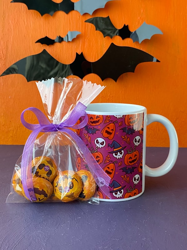 Çikolatalı Karışık Desenli Mor Zeminli Halloween Kupası, Cadılar Bayramı Kupası 