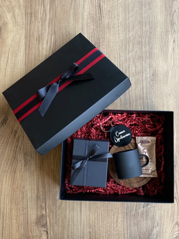 Erkek Öğretmenlere Özel İsme Özel Anahtarlıklı, Fincanlı ve Bileklikli Set, Öğretmenler Günü