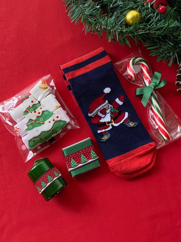 Çam Desenli Yılbaşı Seti, Yılbaşı Çorabı, Baston Şeker, Marsmallow, Melodi Çikolata, Yeşil Mum