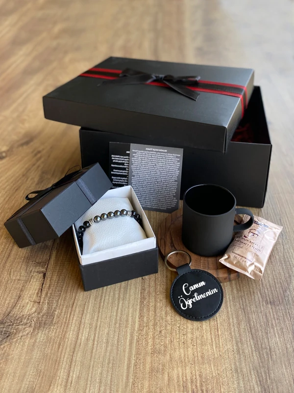 Erkek Öğretmenlere Özel İsme Özel Anahtarlıklı, Fincanlı ve Bileklikli Set, Öğretmenler Günü