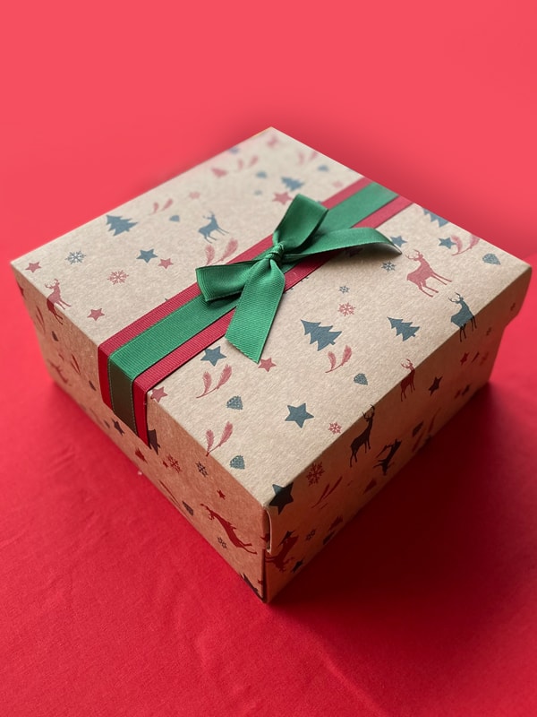 Yılbaşına Özel Kutuda Ayıcıklı ve Kupalı Set, Baston Şeker, Yılbaşı Çorabı, Yeşil Mum