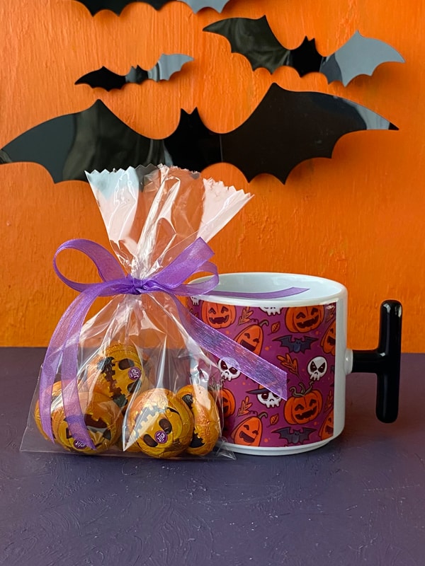 Çikolatalı Karışık Desenli Mor Zeminli Halloween T Kupa, Cadılar Bayramı Kupası