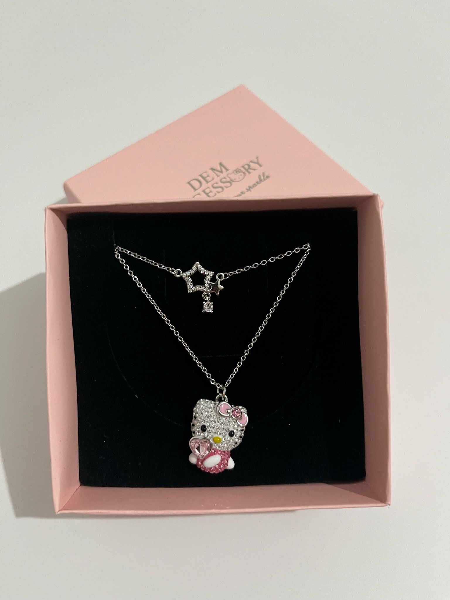 Swr Hello Kitty Kolye ( kargolama tarihi açıklamada yazmaktadır.)