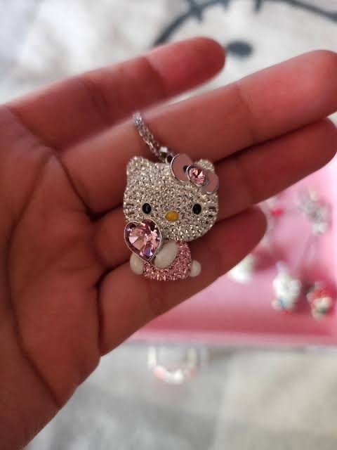 Swr Hello Kitty Kolye ( kargolama tarihi açıklamada yazmaktadır.)