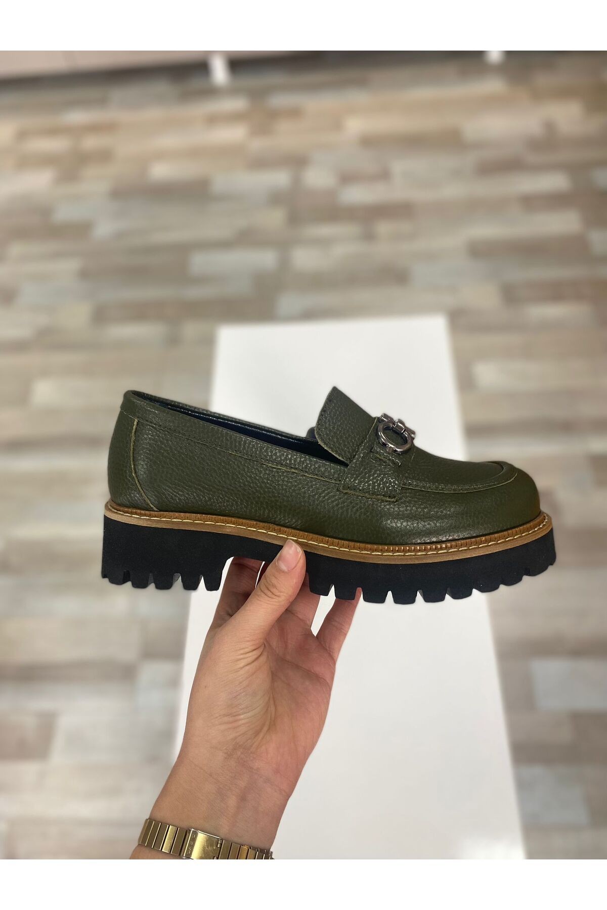 Violet Hakiki deri Haki Renk Tokalı Kadın Loafer Ayakkabı