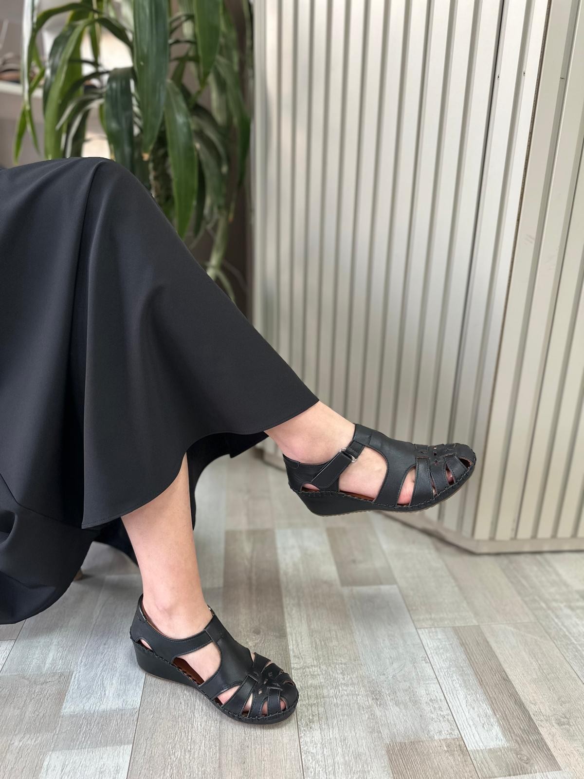 Sahra Hakiki deri Önü Kapalı Kadın Sandalet