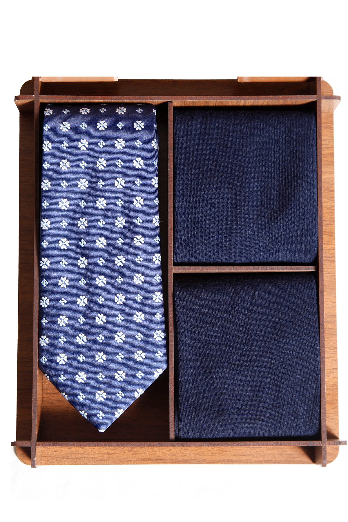 Ahşap kutuda modern kravat ve bambu çoraplı erkek hediye seti