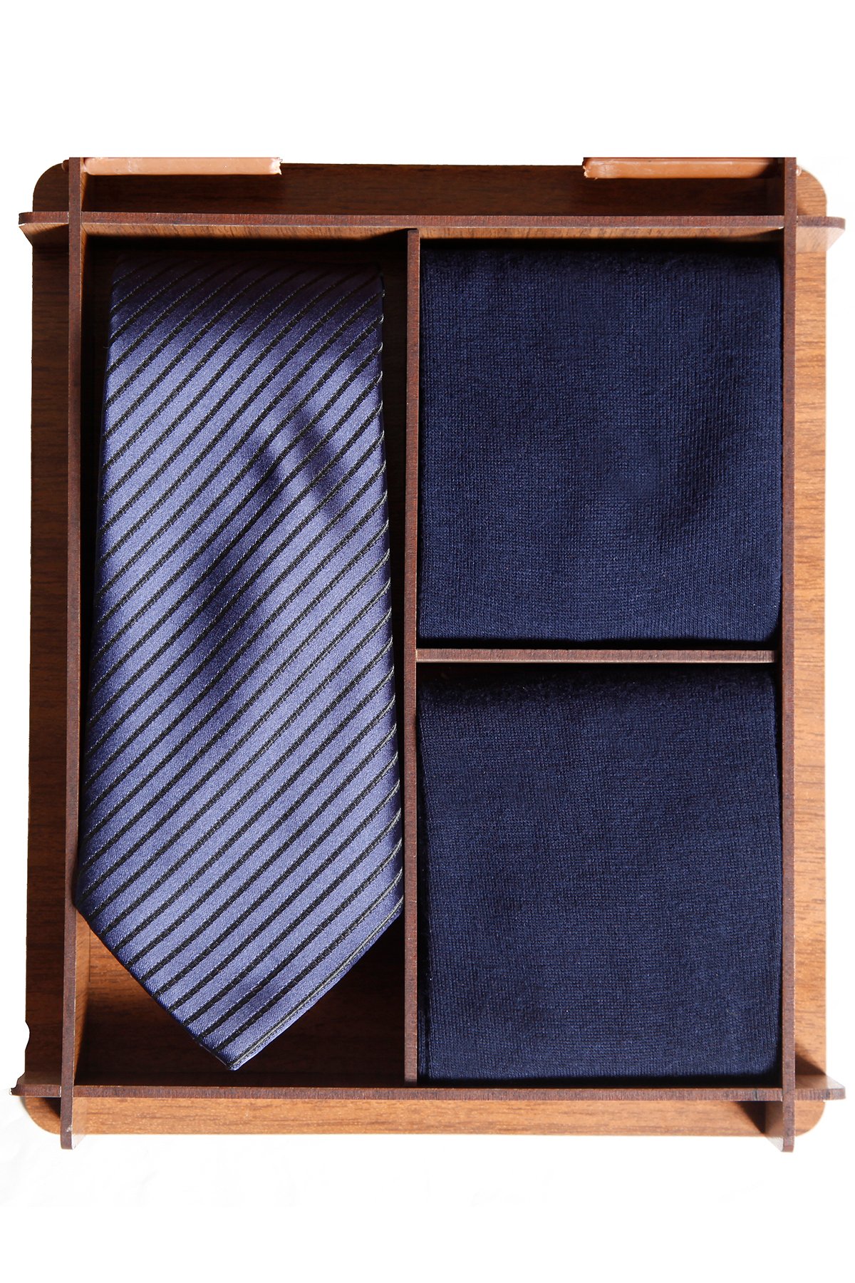 Ahşap kutuda klasik kravat ve bambu çoraplı erkek hediye seti