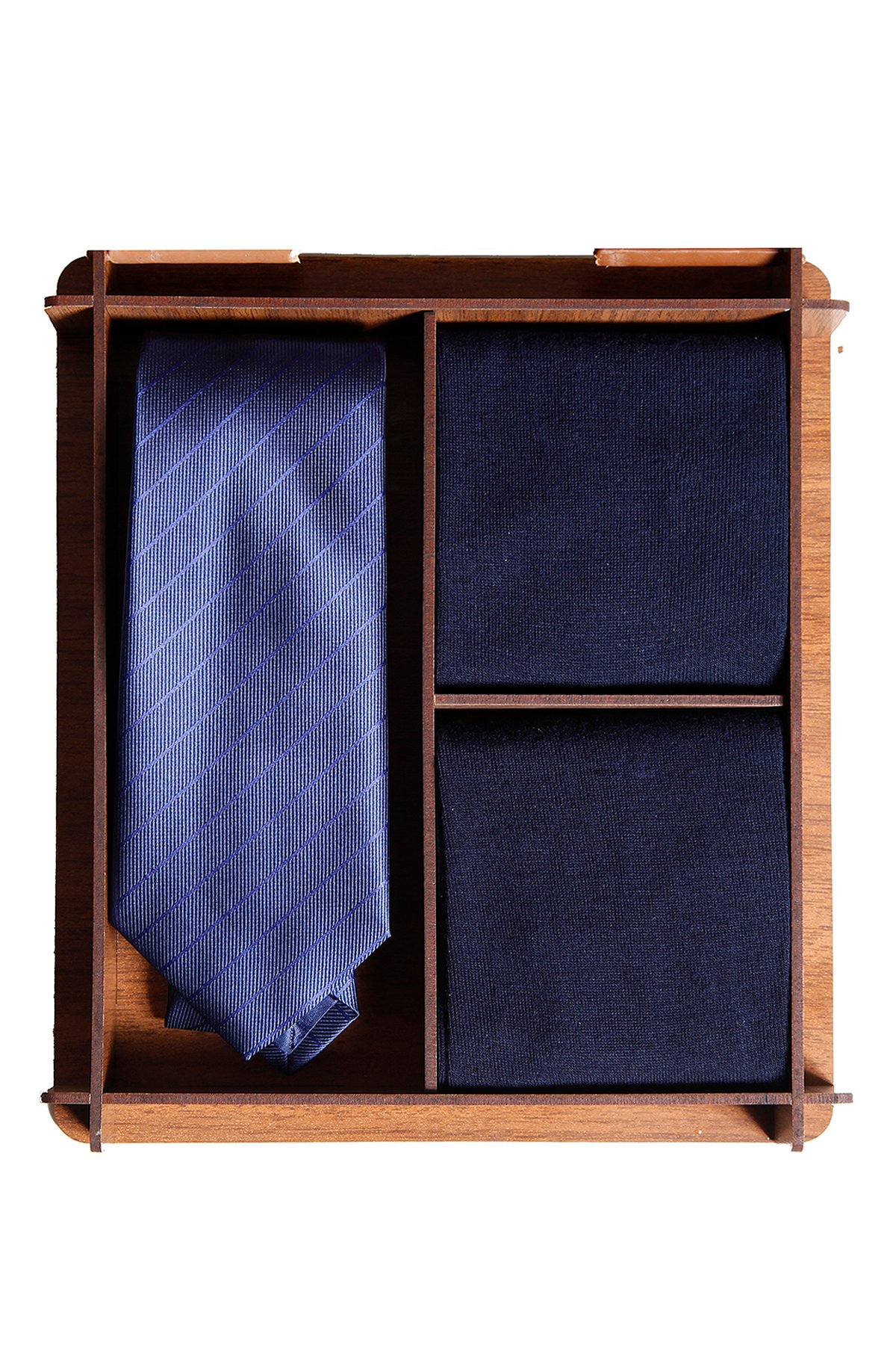 Ahşap kutuda ince kravat ve bambu çoraplı erkek hediye seti