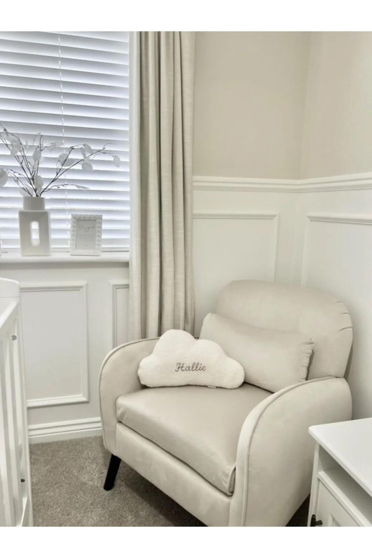 Kişiye Özel İsim Nakışlı Bulut Yastık Beyaz