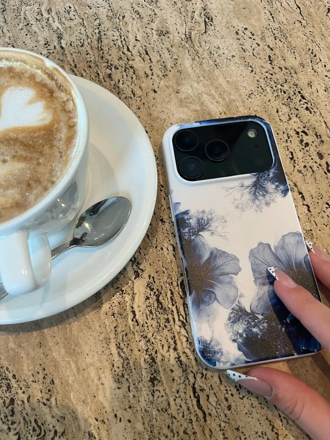 Estetik Kızlara Özel iPhone Telefon Kılıfları