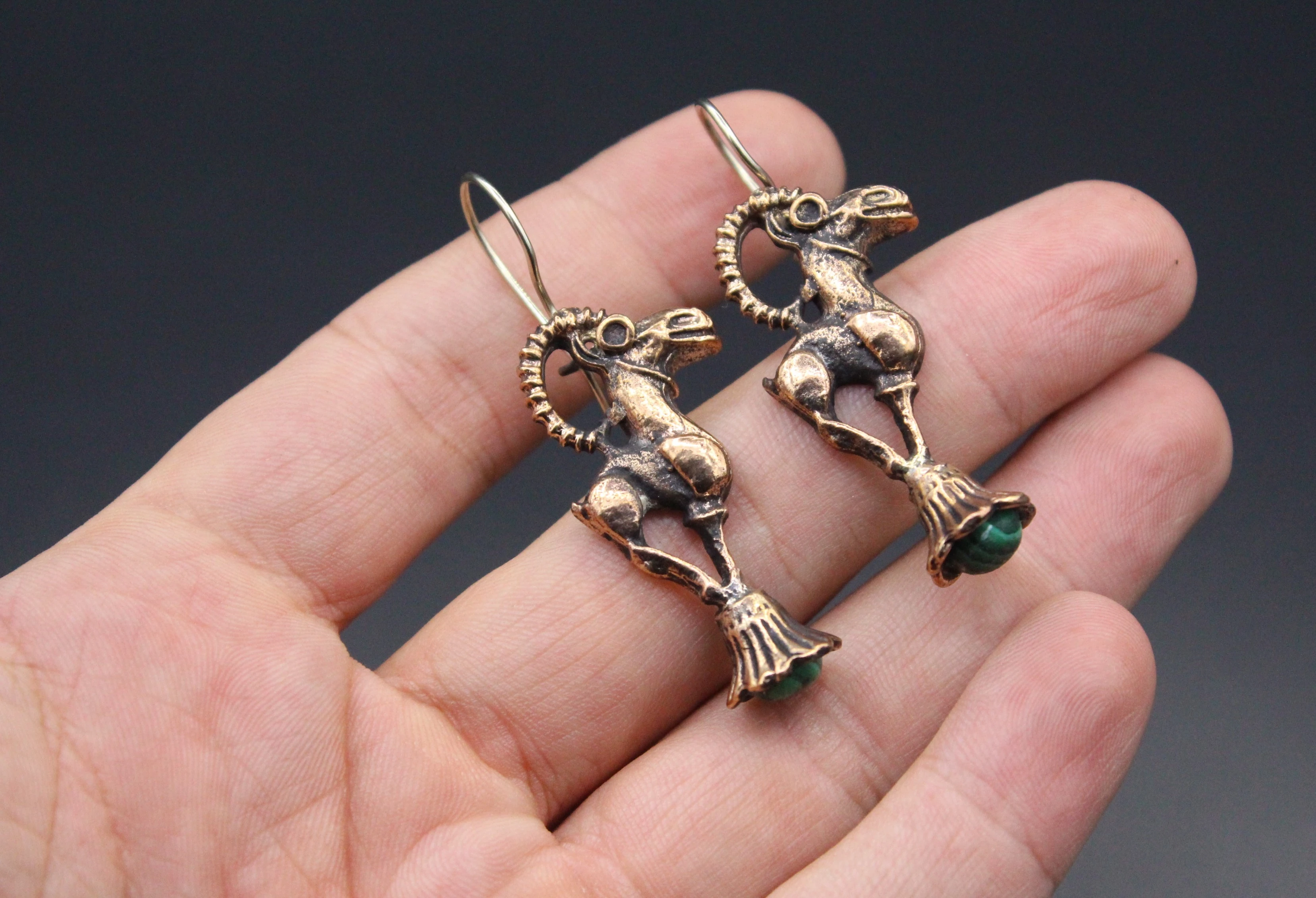 Bronze Küpe, Dağ Keçisi desenli Küpe, Malahit Taşlı Küpe, Boho Küpe, 