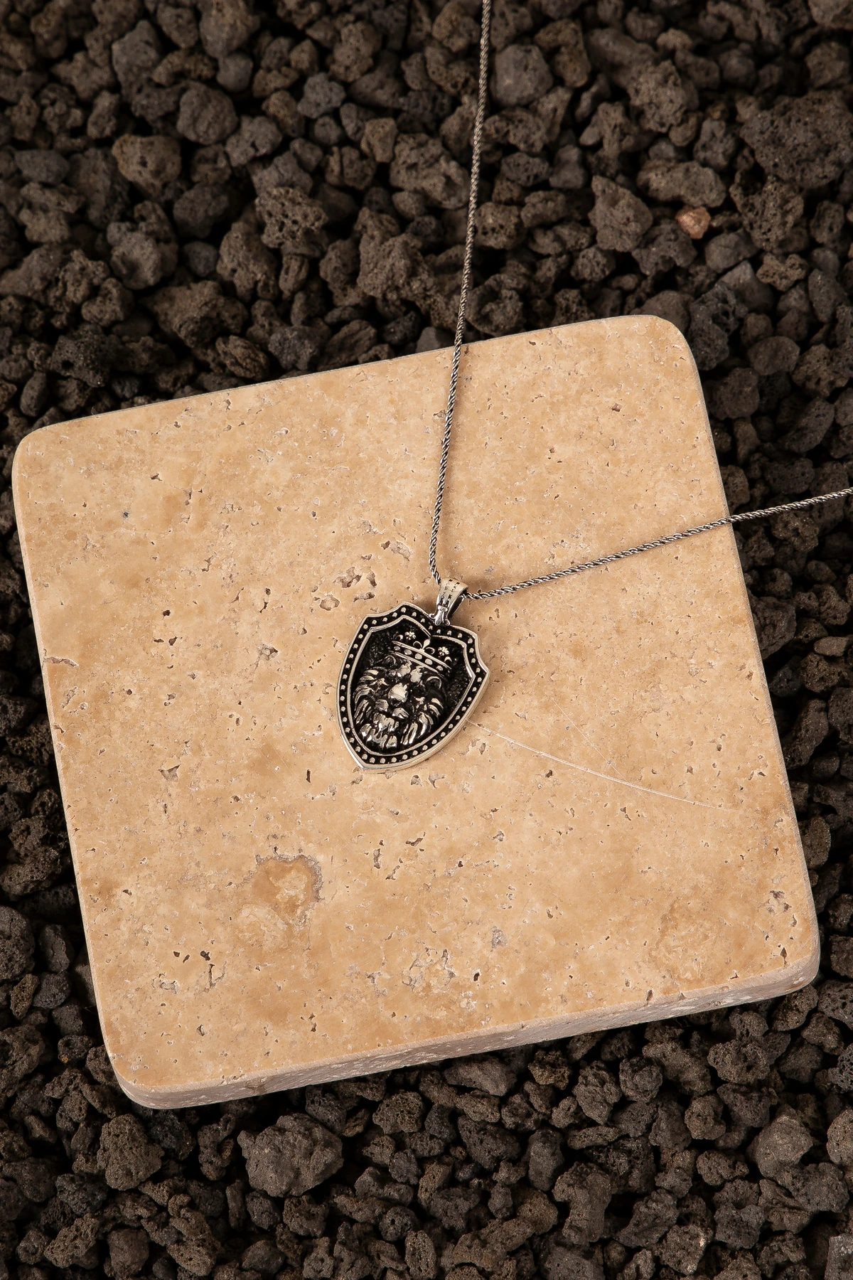 GÜMÜŞ KRAL TACI VE ASLAN MOTİFLİ ERKEK KOLYE