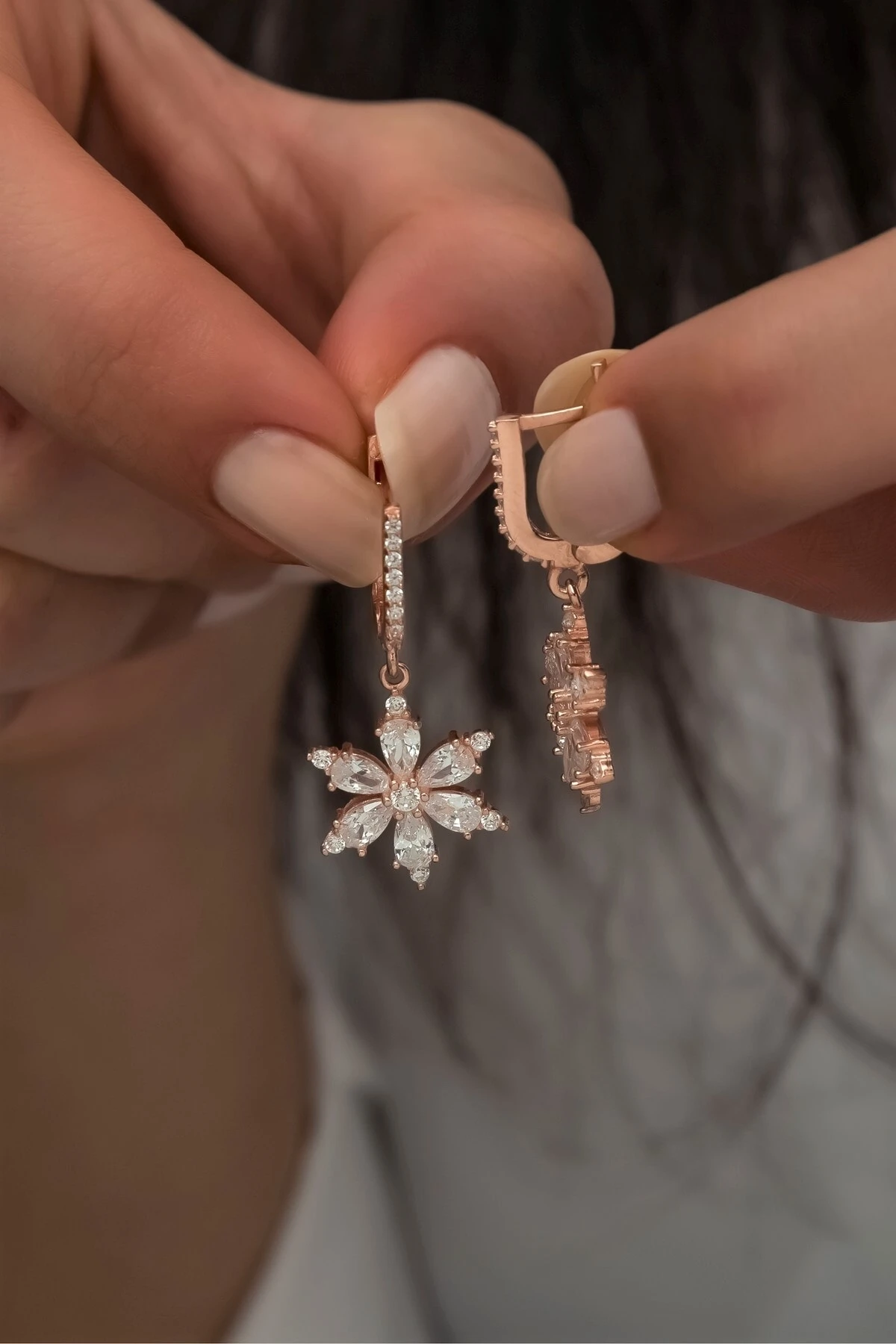 Beyaz Taşlı Yıldız Çiçeği Küpe-925 Ayar Gümüş