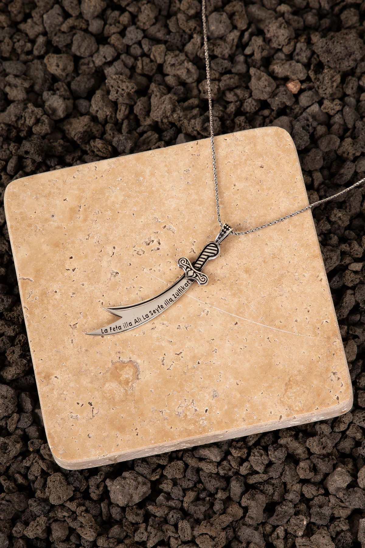 GÜMÜŞ HZ.ALİ KILIÇ MOTİFLİ VE YAZILI ERKEK KOLYE