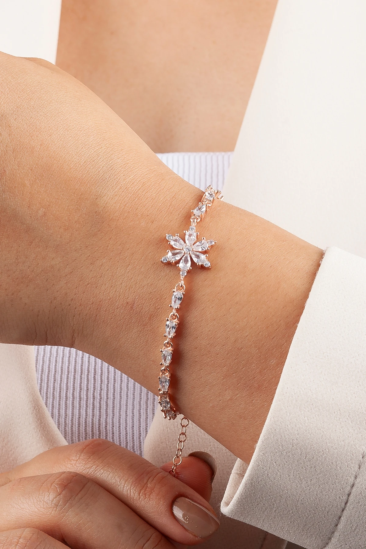 GÜMÜŞ BEYAZ TAŞLI YILDIZ ÇİÇEĞİ ROSE BİLEKLİK