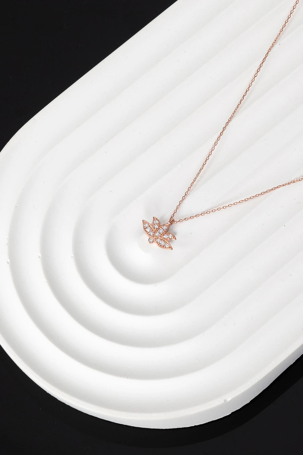 Gümüş Lotus Çiçeği Minimal Rose Kolye