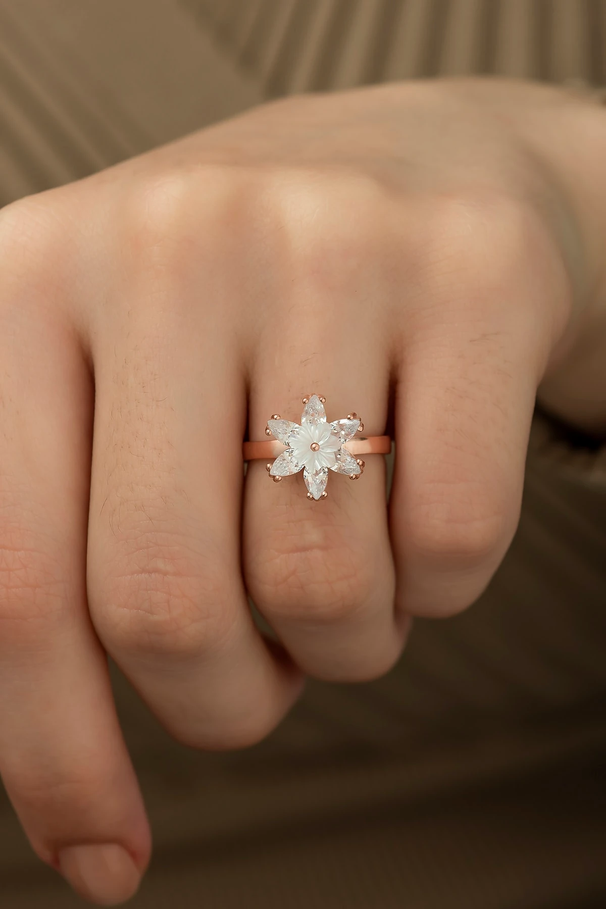 Beyaz Taşlı Sedefli Lotus Çiçeği Yüzük-925 Ayar Gümüş