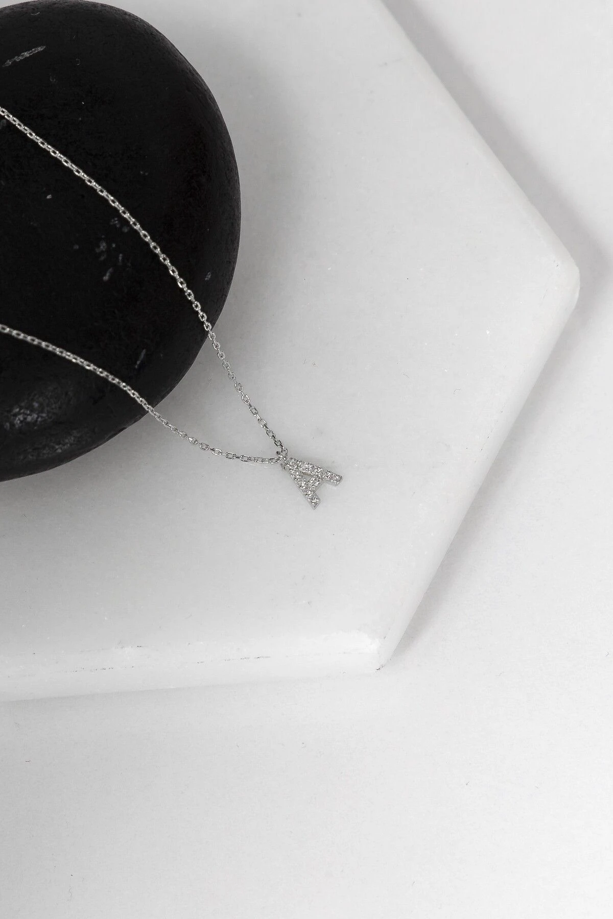 Gümüş Minimal Harf Kadın Kolye