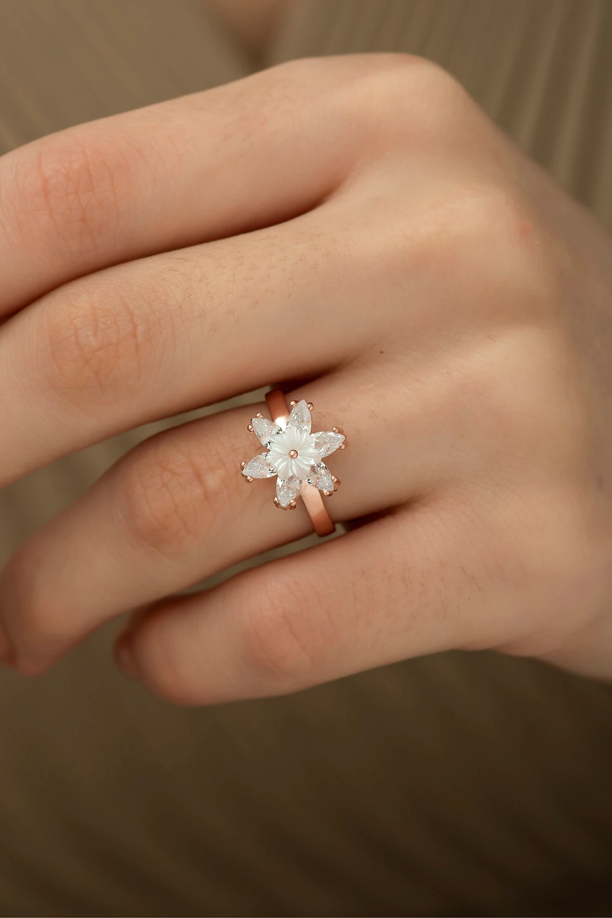 Beyaz Taşlı Sedefli Lotus Çiçeği Yüzük-925 Ayar Gümüş