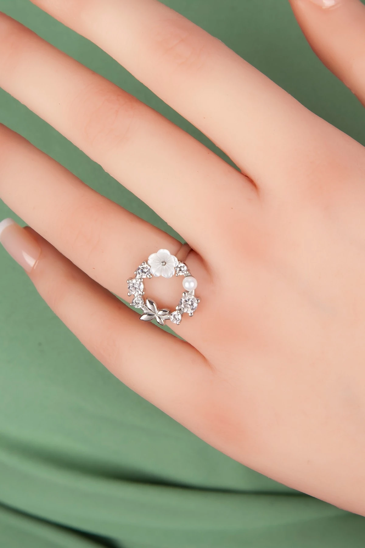 Beyaz Taşlı Rodaj Manolya Çiçeği Yüzük-925 Ayar Gümüş