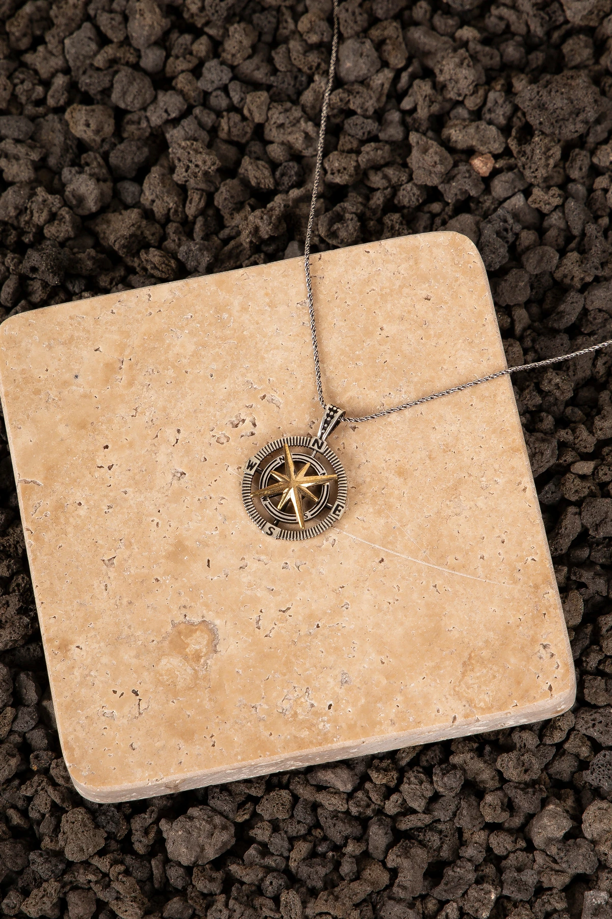 GÜMÜŞ DÖNEN PUSULA FİGÜRLÜ ERKEK KOLYE