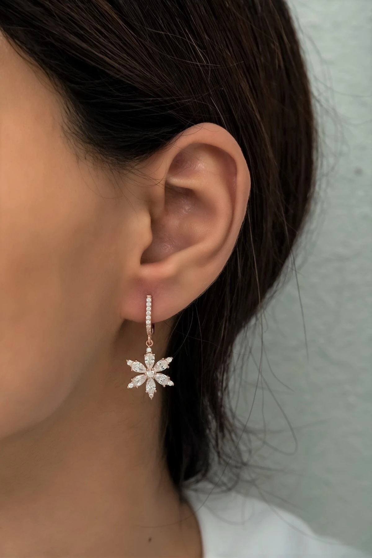 Beyaz Taşlı Yıldız Çiçeği Küpe-925 Ayar Gümüş