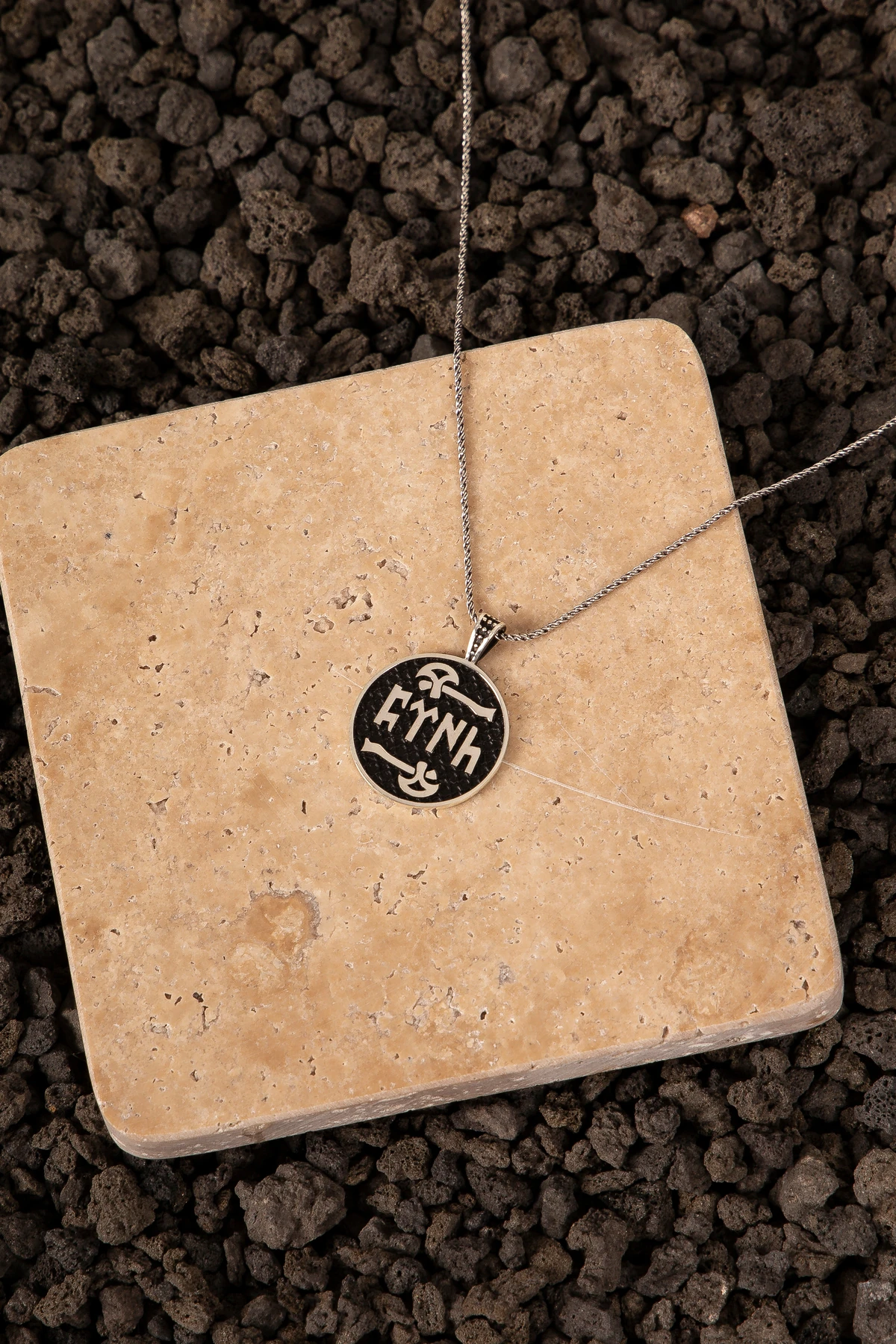 GÜMÜŞ TÜRK YAZILI BALTA MOTİFLİ ERKEK KOLYE