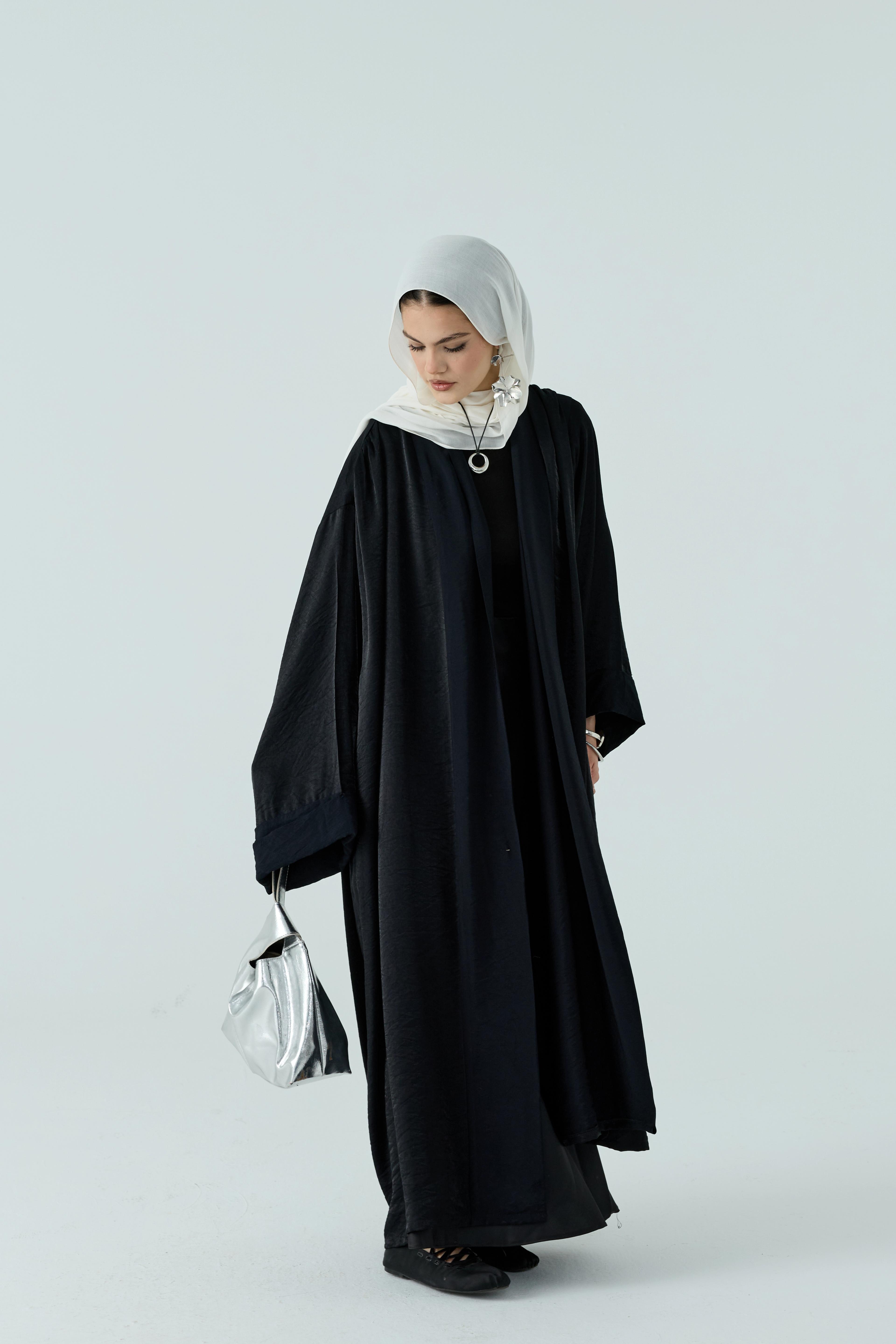 Siyah Parlak Omuz Büzgülü Abaya